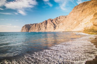 Gün batımında yüksek uçurumları olan Los Gigantes sahilinin muhteşem manzarası. Los Gigantes, Tenerife, Kanarya Adaları. Sanatsal resim. Güzellik dünyası.