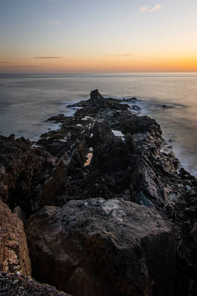 Tenerife Adası 'nda gün batımında kıyı şeridinde mor ışıklar. yaz tatili