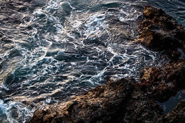 夕阳西下的海景 海水在流动 模糊了 石子在海滩上 大西洋 特内里菲岛 长期接触 — 图库照片