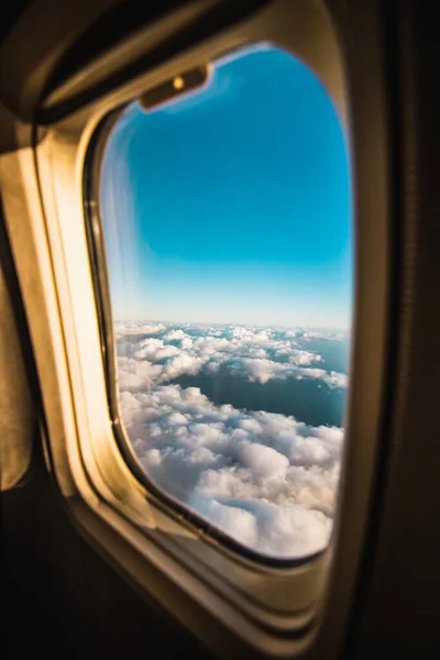 在飞机上透过窗户看到的云彩和天空 旅行社 — 图库照片