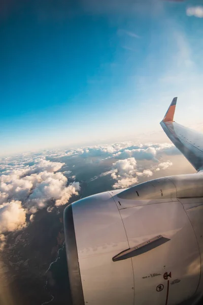 Bulutlar Gökyüzü Uçağın Penceresinden Görüldüğü Gibi Seyahat Acentası — Stok fotoğraf