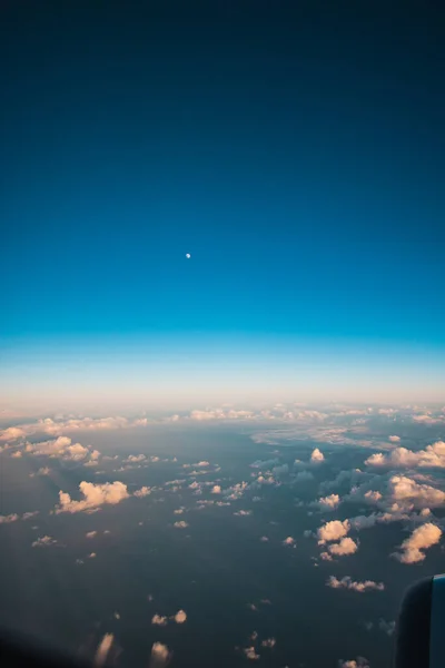 Bulutlar Gökyüzü Uçağın Penceresinden Görüldüğü Gibi Seyahat Acentası — Stok fotoğraf