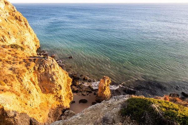 Une vue sur l'océan à la plage, région de l'Algarve, Portugal — Photo