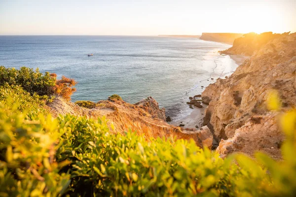 Wspaniały widok na Praia do Camilo w Lagos, Algarve Portugalia podczas wschodu słońca. Skały, klify i formacje w oceanie. Naturalny skarb. Portugalia — Zdjęcie stockowe