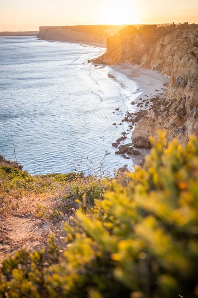 Vue imprenable sur Praia do Camilo à Lagos, Algarve Portugal au lever du soleil. Rochers, falaises et formations dans l'océan. Un trésor naturel. Portugal — Photo