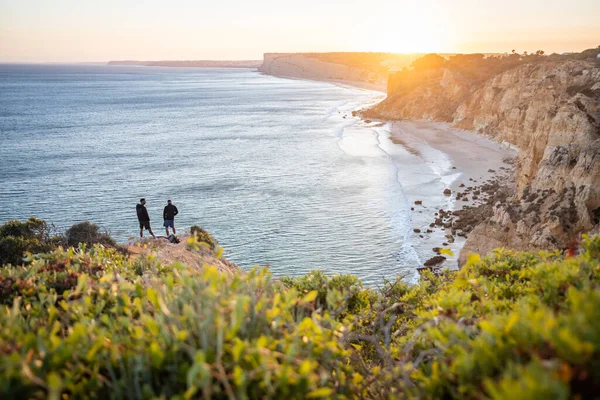 Wspaniały widok na Praia do Camilo w Lagos, Algarve Portugalia podczas wschodu słońca. Skały, klify i formacje w oceanie. Naturalny skarb. Portugalia — Zdjęcie stockowe