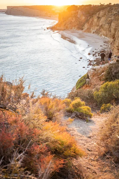 Wspaniały widok na Praia do Camilo w Lagos, Algarve Portugalia podczas wschodu słońca. Skały, klify i formacje w oceanie. Naturalny skarb. Portugalia — Zdjęcie stockowe