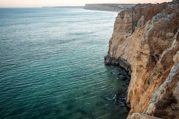 Impresionante vista sobre Praia do Camilo en Lagos, Algarve Portugal durante el amanecer. Rocas, acantilados y formaciones en el océano. Tesoro natural. Portugal — Foto de Stock
