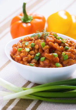 Mantar ve yeşil soğan kızarmış fasulye