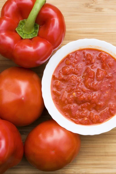 Adjika-Sauce und rotes Gemüse lizenzfreie Stockfotos