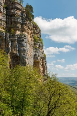 İlkbaharda mavi gökyüzü olan dağ kayaları