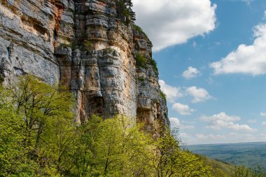 İlkbaharda mavi gökyüzü olan dağ kayaları