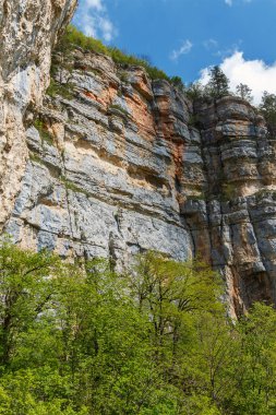 İlkbaharda mavi gökyüzü olan dağ kayaları