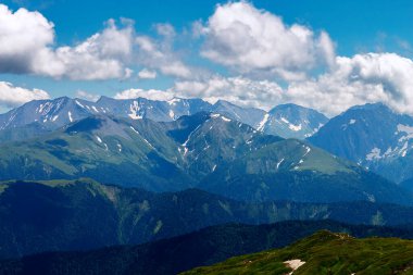 Tepelerin birinden ufka kadar yüksek sıradağların görüntüsü