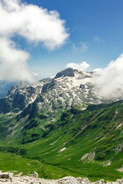 Kafkasya 'daki Fisht Dağı' nın kayalık zirvesi Oshten Dağı 'nın yamacından görünüyor.