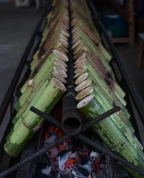 Arroz glutinoso assado em juntas de bambu . Imagem De Stock