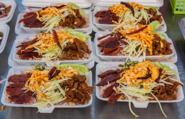 Kızarmış karidesli pilav yapıştırın.