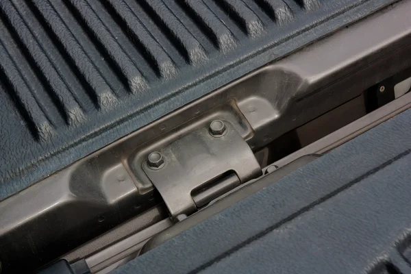 Kamyonetin menteşeli kapak.