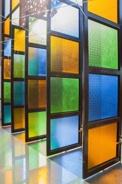 Kapıyı vitray parlayan güneş.