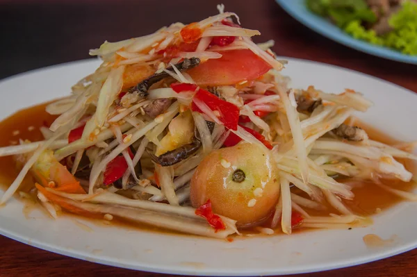 Som Tam adalah salad pepaya hijau pedas . — Stok Foto