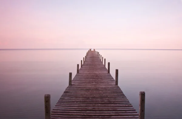 Köprü ve deniz şafak.