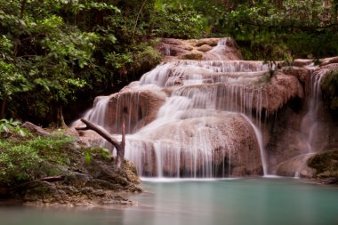 Derin orman Erawan şelale Milli Parkı şelale Kanchanaburi'deki/daki oteller.