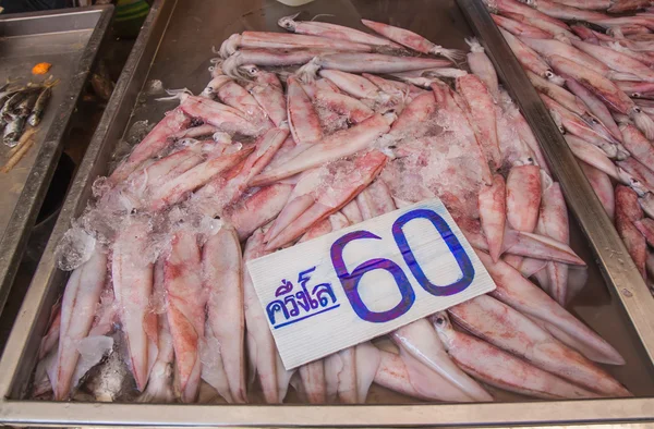 Bläckfiskar till salu på färskvarumarknaden i samut sakhon, thailand. — Stockfoto