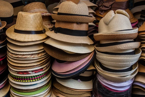 Chapeau le marché, Vendu sur le marché . — Photo