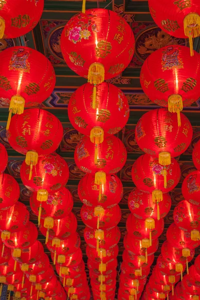 Китайские фонари украшают храм . — стоковое фото