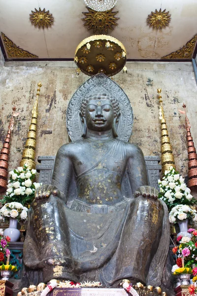 Buddha obraz sedí v západní styl způsobem, wat Pra Na Meru, Thajsko. — Stock fotografie