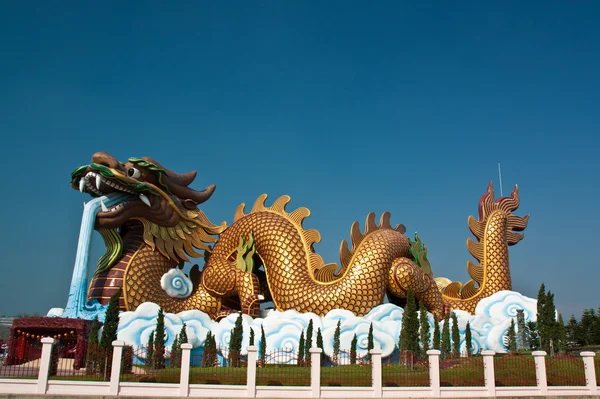 Zlatý drak na Suphanburi. — Stock fotografie