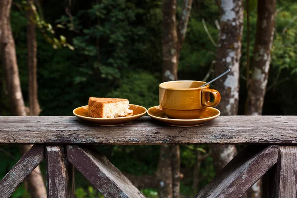 Kahve ve kek balkon çit.