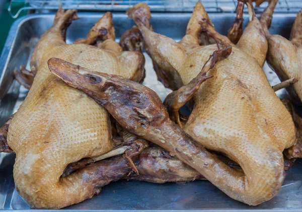 Pot demlenmiş ördek içinde belgili tanımlık çarşı. — Stok fotoğraf