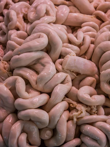 Rauw varkensvlees darmen in de markt. — Stockfoto
