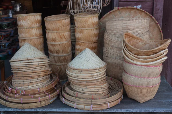 Produtos de cestaria de bambu colocados no mercado . — Fotografia de Stock