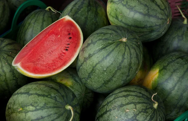 Karpuz satış içinde belgili tanımlık çarşı için bekleyin.