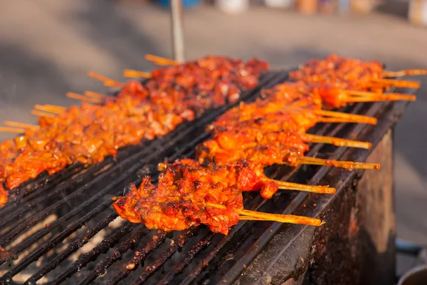 Gegrilltes Hühnchen auf dem Grill auf dem Markt. — Stockfoto