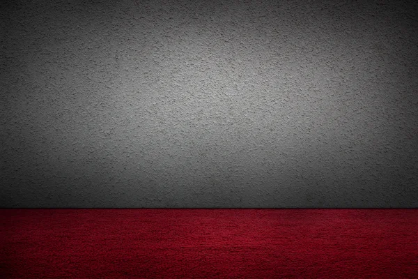 Çimento duvarlar ve kırmızı halı.