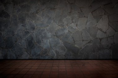 Kırmızı seramik zemin ve taş duvar.