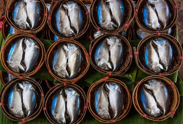 Pesce sgombro in cesto di bambù al mercato . — Foto Stock