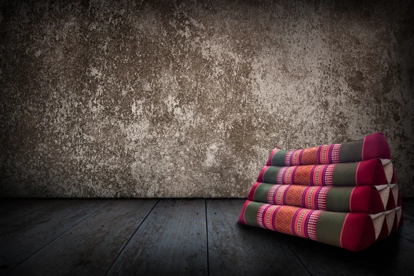 Minderler üçgenler sıva duvarlar ve eski ahşap zeminler.