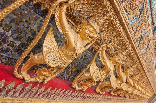 Garuda ve Wat Phra Kaew, chrám Smaragdový Buddha, Thajsko. — Stock fotografie