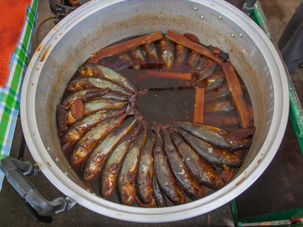 Makrelen gekookt met zoet en zout saus voor verkopen, Thail voedsel. — Stockfoto