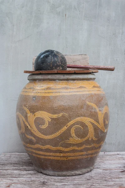 İçme suyu için kullanılan Tayland geleneksel su kavanoz.