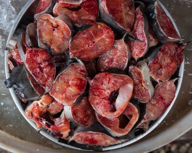 Balık taze Pazar satış bekliyor parçalar halinde dilimlenmiş.