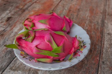 Tabakta ejderha meyvesi.