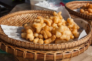 Bambu sepet üzerinde derin kızarmış Doughstick.