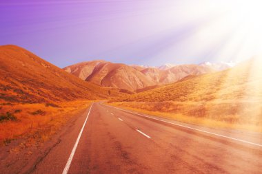 Yol güzel renk arka plan yumuşak odak filtresi, Yeni Zelanda ile dağlara.