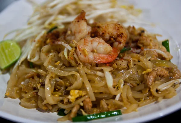 Pad thai dengan udang dan sayuran . — Stok Foto