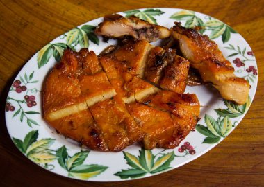 Izgara tavuk yemeye hazır plaka üzerinde.